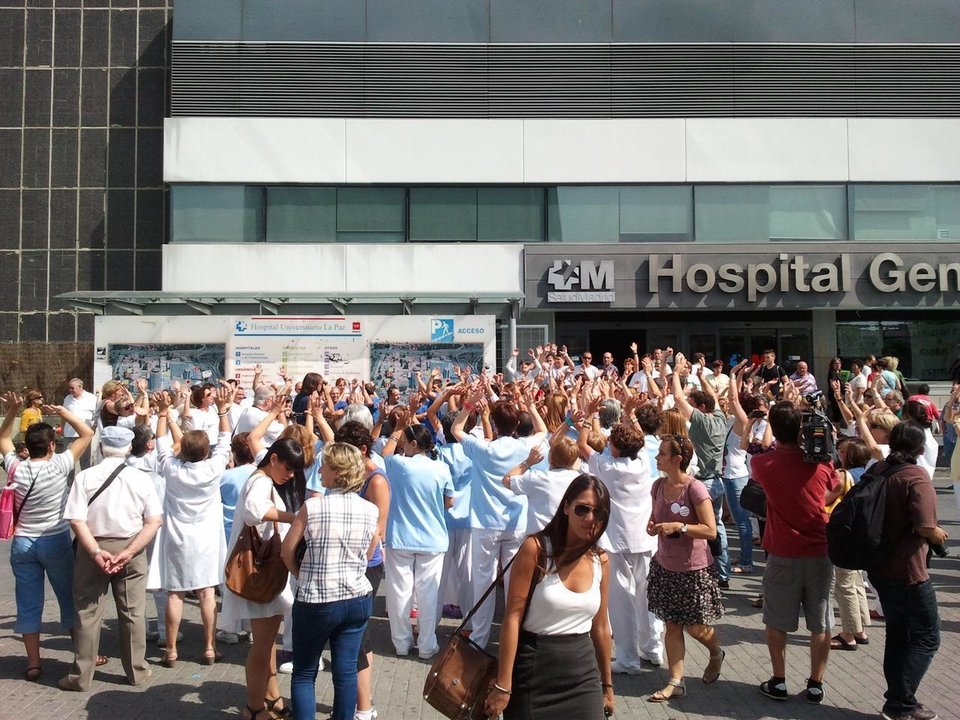Concentración del personal sanitario a las puertas del Hospital La Paz de Madrid.