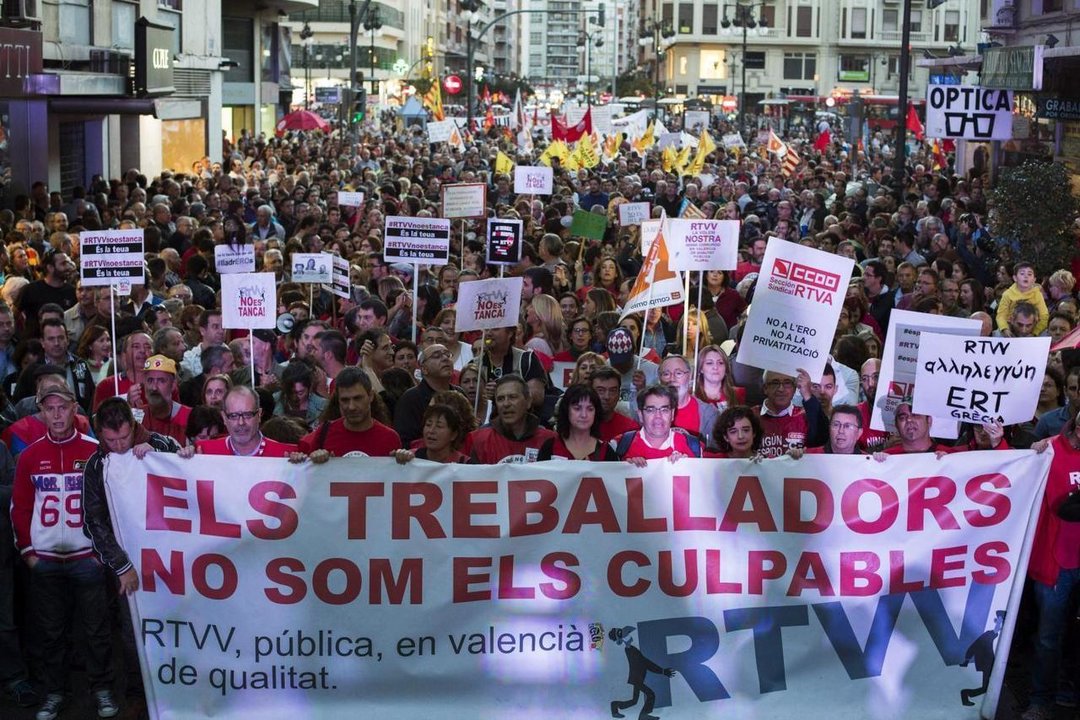 Manifestación en contra del cierre de Canal Nou por las calles de Valencia.