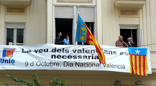 Pancarta y banderas de Unió el 9 de octubre, día de la Comunidad Valenciana.
