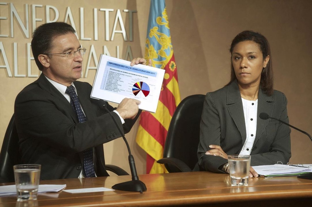 Serafín Castellano y Lola Johnson, en una rueda de prensa durante su anterior etapa en el Gobierno valenciano.