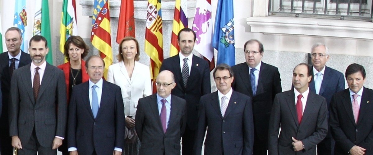 El ministro de Hacienda, Cristóbal Montoro, con varios presidentes autonómicos y el Príncipe, en una Conferencia de Presidentes.