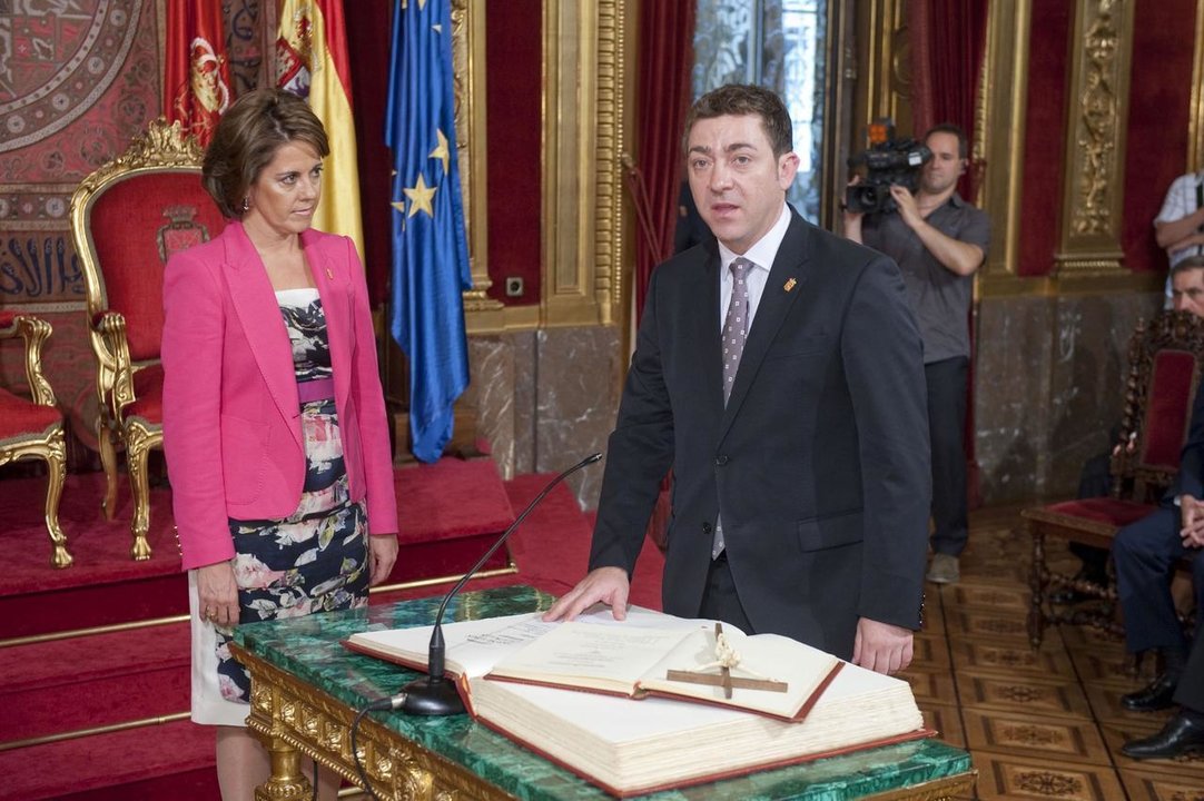 Yolanda Barcina (UPN) observa a Roberto Jiménez (PSN) en la toma posesión de este último como vicepresidente foral.