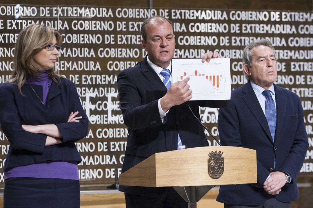 José Antonio Monago, flanqueado por la vicepresidenta, Cristina Teniente, y el consejero de Economía, Antonio Fernández.