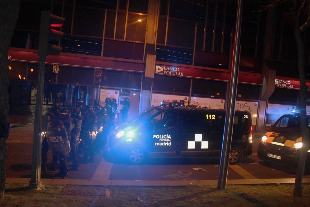 Los policías municipales de las UCS y varios furgones, en la intervención policial del 22 de marzo.