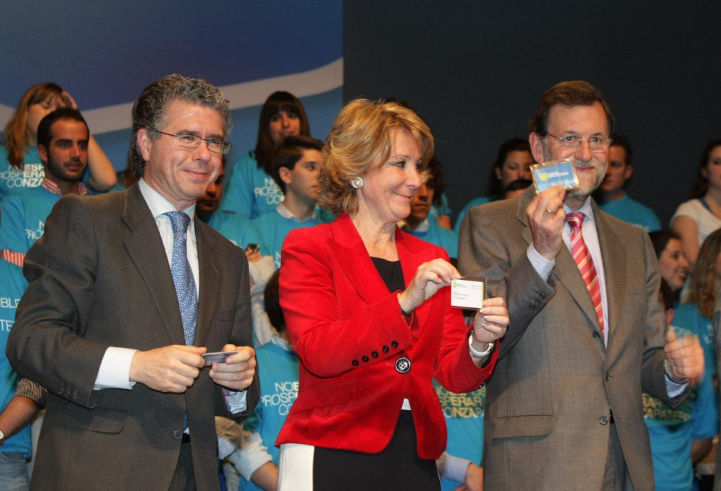 Esperanza Aguirre y Mariano Rajoy, en un acto de entrega de carnés a nuevos militantes del PP en la Comunidad de Madrid.