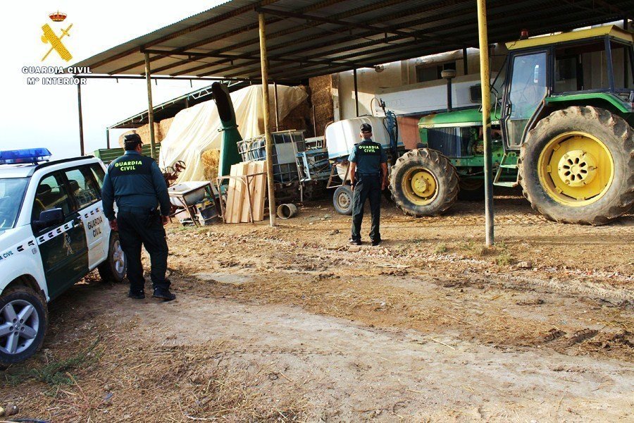Guardias civiles de los Equipos ROCA, en una explotación agrícola.