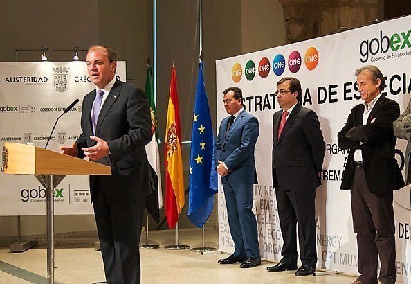 José Antonio Monago (izquierda), con los líderes de IU, Pedro Escobar (primero por la derecha), y el del PSOE, Guillermo Fernández Vara (segundo por la derecha).