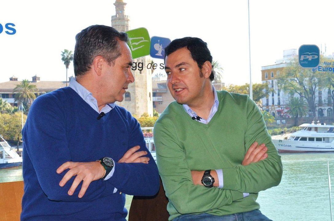 El presidente del PP de la provincia de Sevilla, Juan Bueno (izquierda), conversa con el líder regional, Juan Manuel Moreno.
