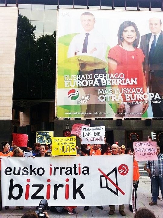 Protesta de los trabajadores de Radio Euskadi ante Sabin Etxea, en Bilbao.