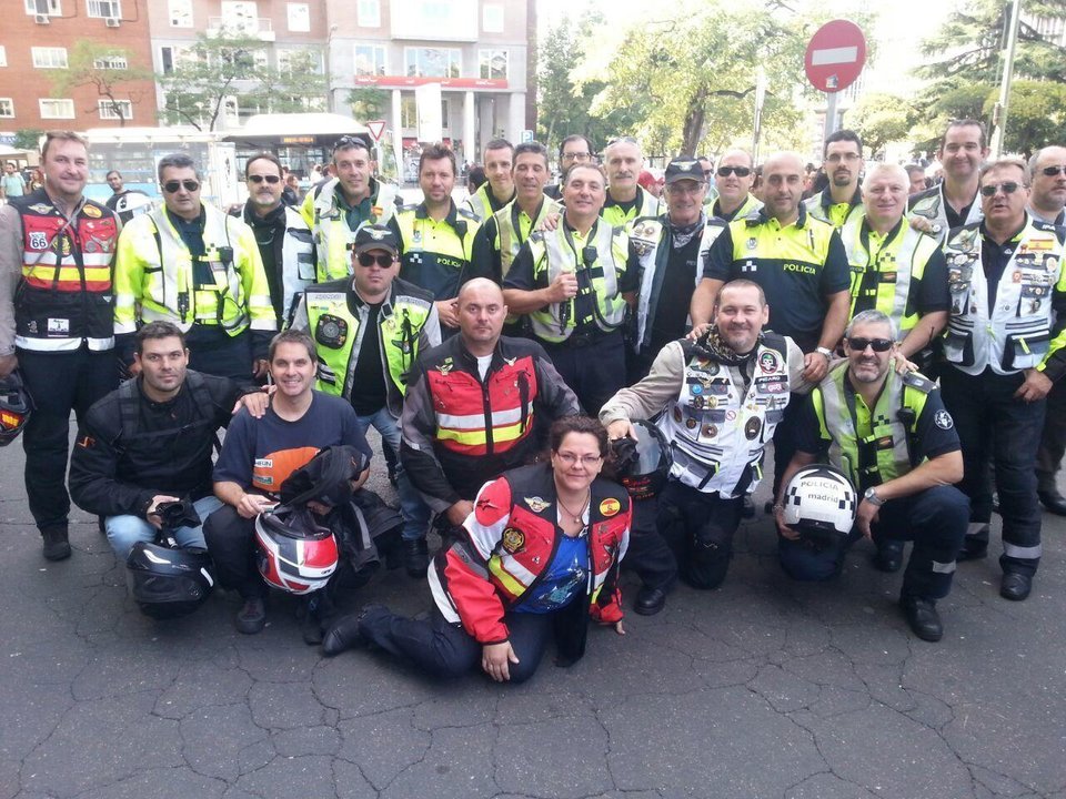 Moteros de los "Ángeles Verdes" antes del homenaje al guardia civil muerto en la Vuelta ciclista a España.
