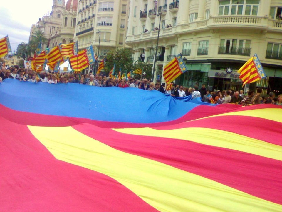 Senyeras valencianas en una concentración.