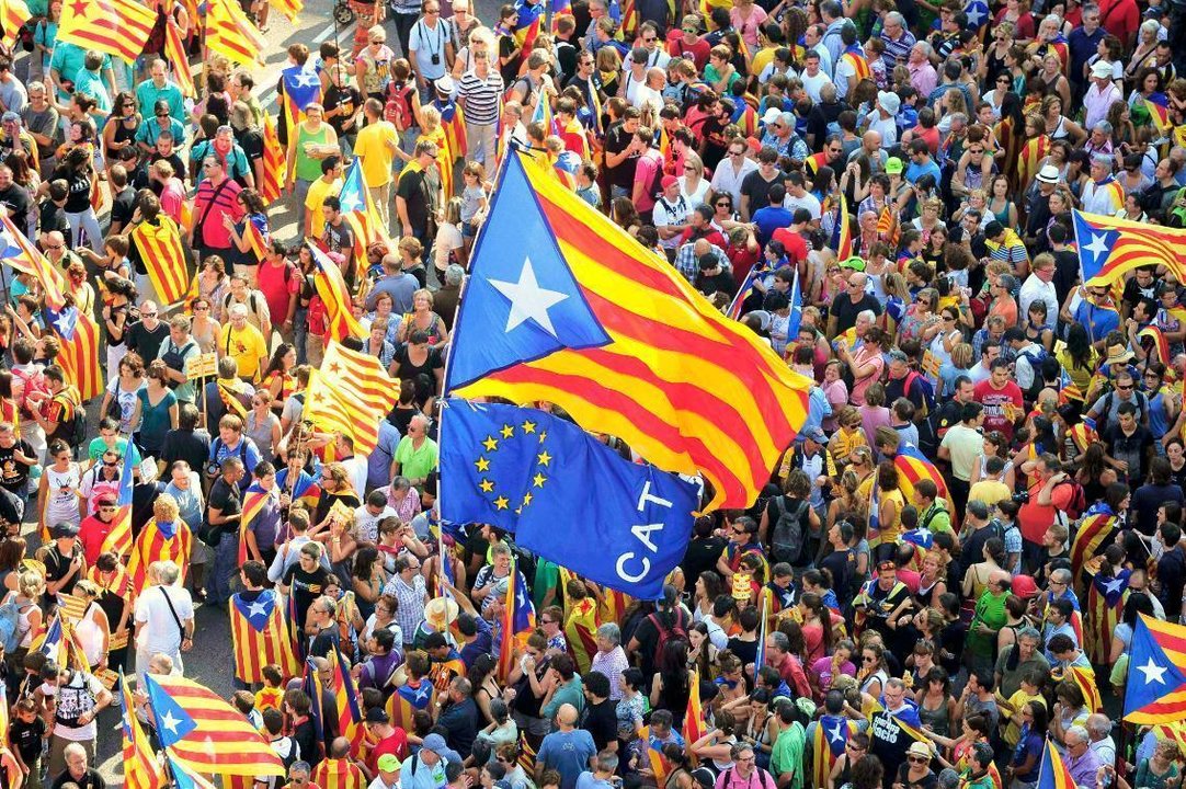 Bandera independentista catalana junto a una de la Unión Europea en la Diada.