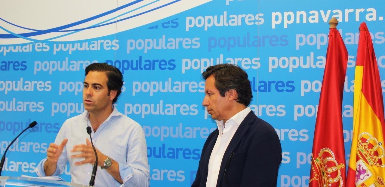 El presidente de la gestora del PP de Navarra, Pablo Zalba (izquierda), con Carlos Floriano.