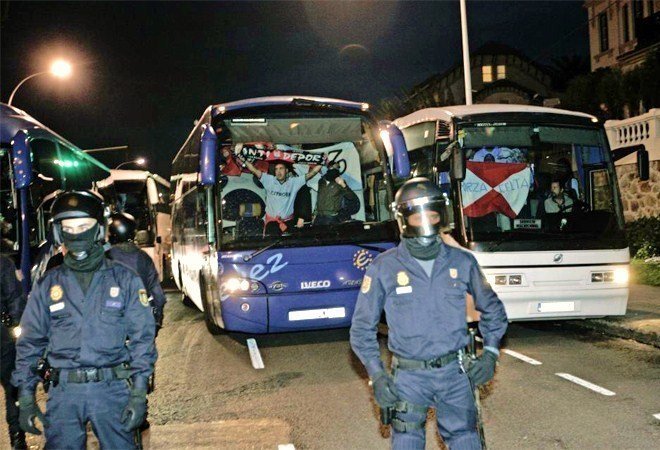 Agentes de la Policía Nacional escoltan dos autobuses de hinchas del Celta de Vigo en un derbi con el Deportivo de La Coruña.