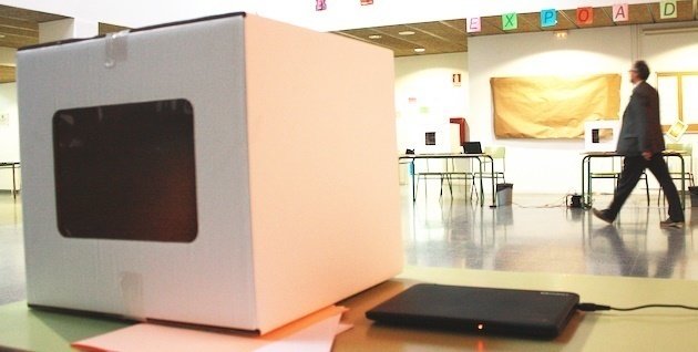 Una urna y un ordenador en una mesa de la consulta del 9-N.
