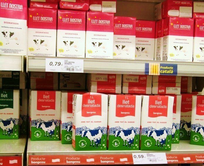 Cartones de leche etiquetados en catalán en un supermercado.
