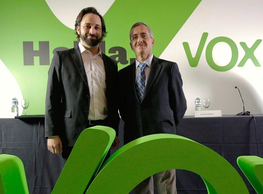 Santiago Abascal y José Antonio Ortega Lara, en un acto de Vox.