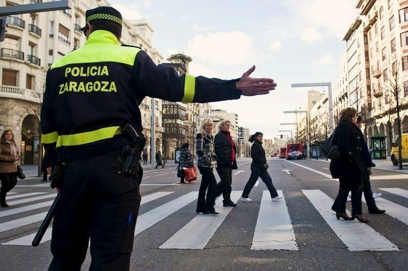 Un agente de la Policía Local en una calle de Zaragoza.