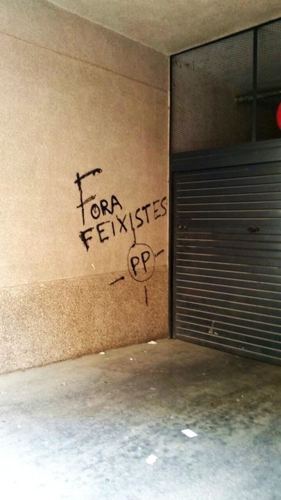 Pintada junto al garaje de la casa del candidato del PP en Mataró.