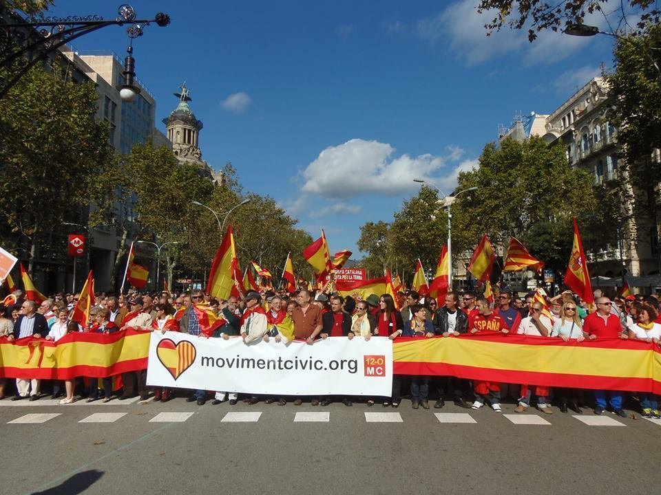 Movimiento Cívico 12 de octubre se manifiesta en las calles catalanas 