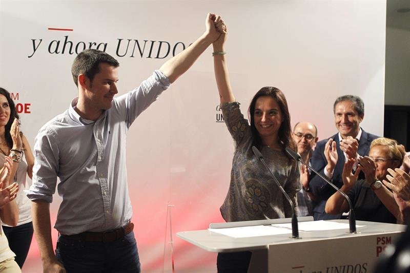 Sara Hernández junto a su rival Juan Segovia en el congreso extraordinario del PSM