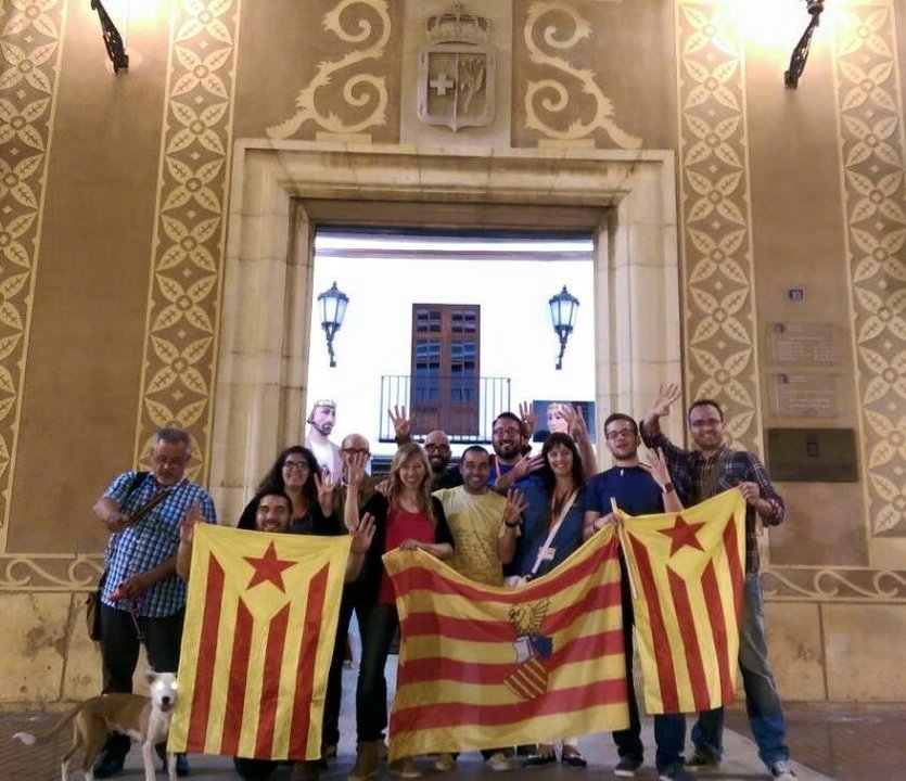 Concejales de Compromís celebran el resultado electoral con la estelada en el ayuntamiento valenciano de Bernicarlò