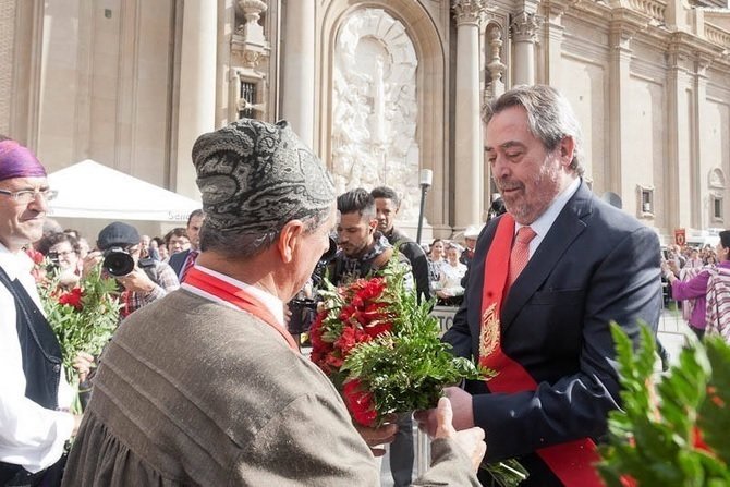 El alcalde Juan Alberto Belloch en la ofrenda floral del Pilar