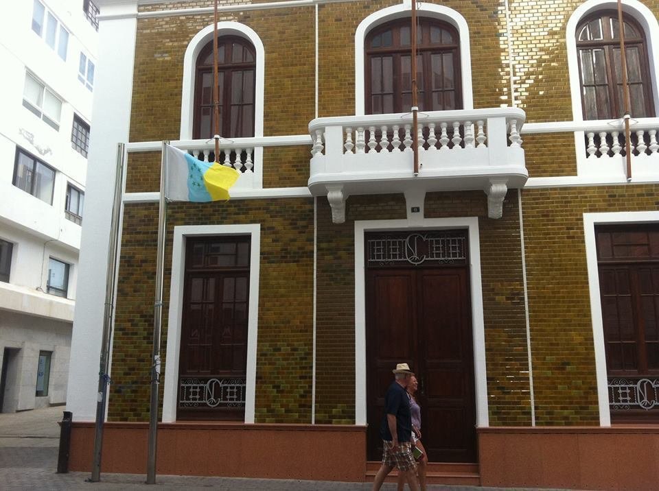 La bandera nacionalista canaria en la fachada de la antigua Casa Cabildo (Fuente: Coordinadora 22 de octubre Lanzarote)