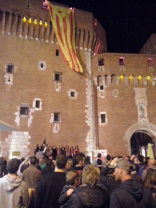Despliegan una Estelada en el Castellet de Perpiñán durante una Diada. (Fotografía: @CUPPerpinya)