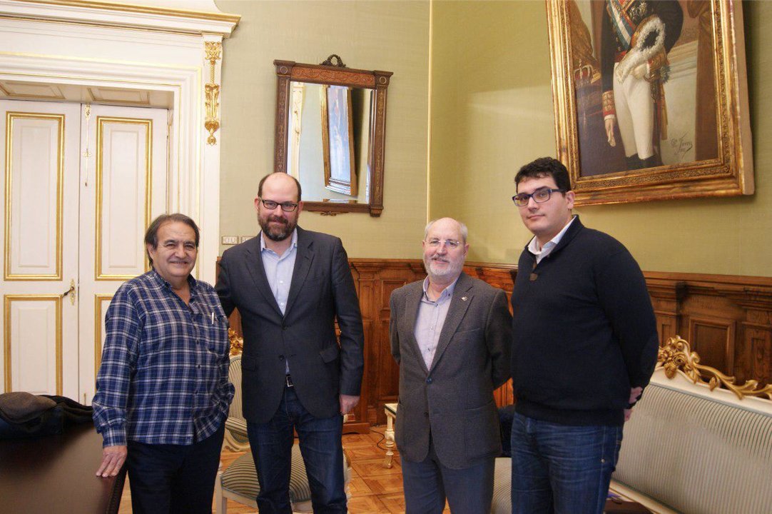 El alcalde de Santiago con representantes de Europa Laica (Fotografía: Compostela Aberta)