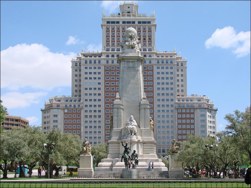 Monumento a Cervantes en Plaza de España, Madrid.