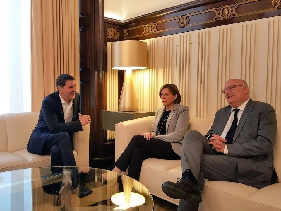 Arnaldo Otegi charla con la presidenta del Parlament de Cataluña, Carme Forcadell.