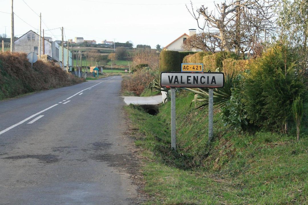 Cartel de Valencia, una parroquia de La Coruña llamada Valenza en gallego.