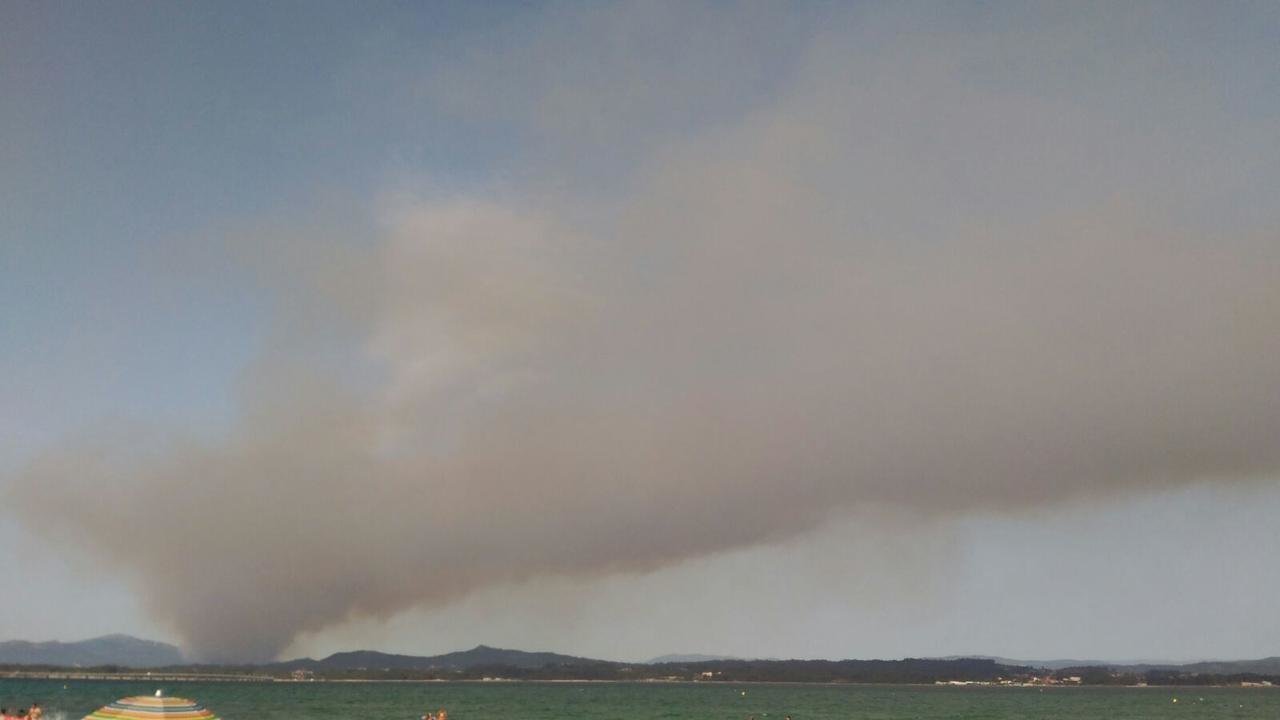 La nube de humo que originó el incendio en Caldas de Reis.