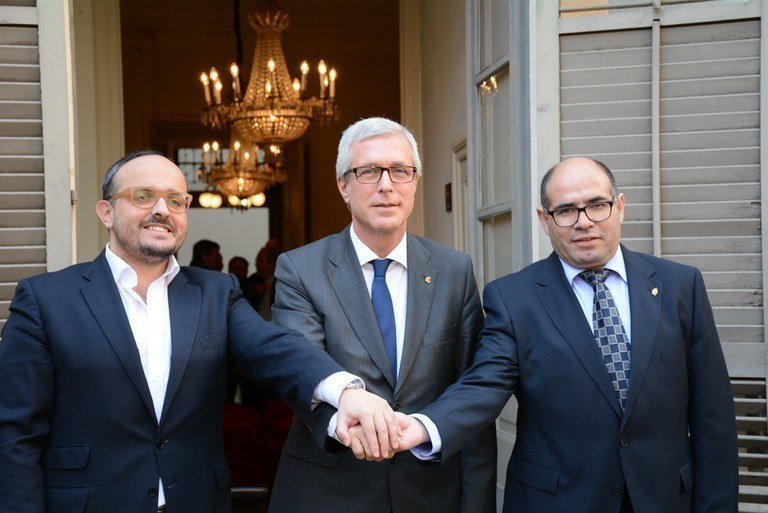 Alejandro Fernández (PP), Josep Félix Ballesteros (PSC) y Josep María Prats (Unió) rubrican el acuerdo en Tarragona.