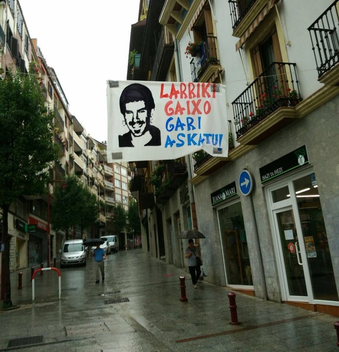 Pancarta en la calle de Hernani en homenaje al etarra Gari Arruarte.
