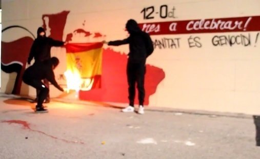 El Sindicat d'Estudiants del Països Catalans quema una bandera de España por el 12 de octubre.