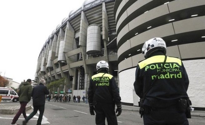 Policías municipales de Madrid junto al Estadio Santiago Bernabéu.