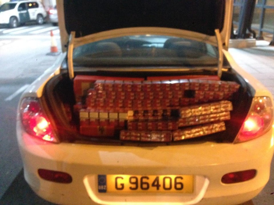 Cajetillas de tabaco de contrabando en un coche interceptado en la Verja de Gibraltar.