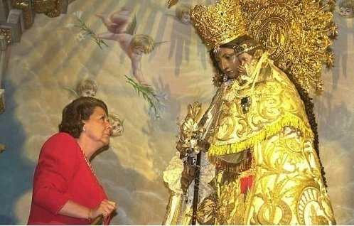 Rita Barberá, en una visita a la Virgen de los Desamparados.