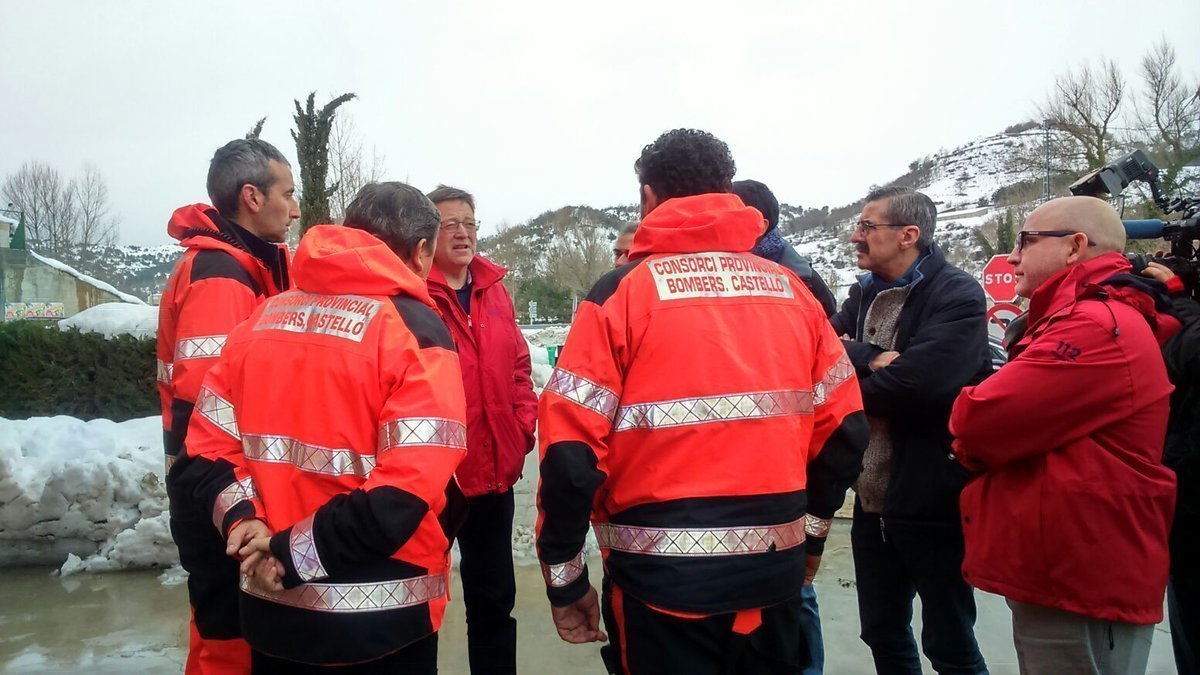 Ximo Puig, con bomberos de Morella.