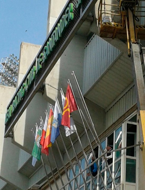 El lábaro de Cantabria ondea en El Sardinero, estadio del Racing de Santander.