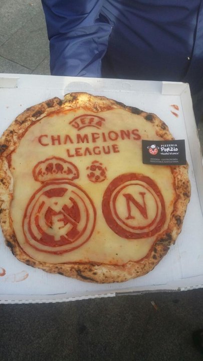 Pizza elaborada por un napolitano para el partido Real Madrid-Nápoles.