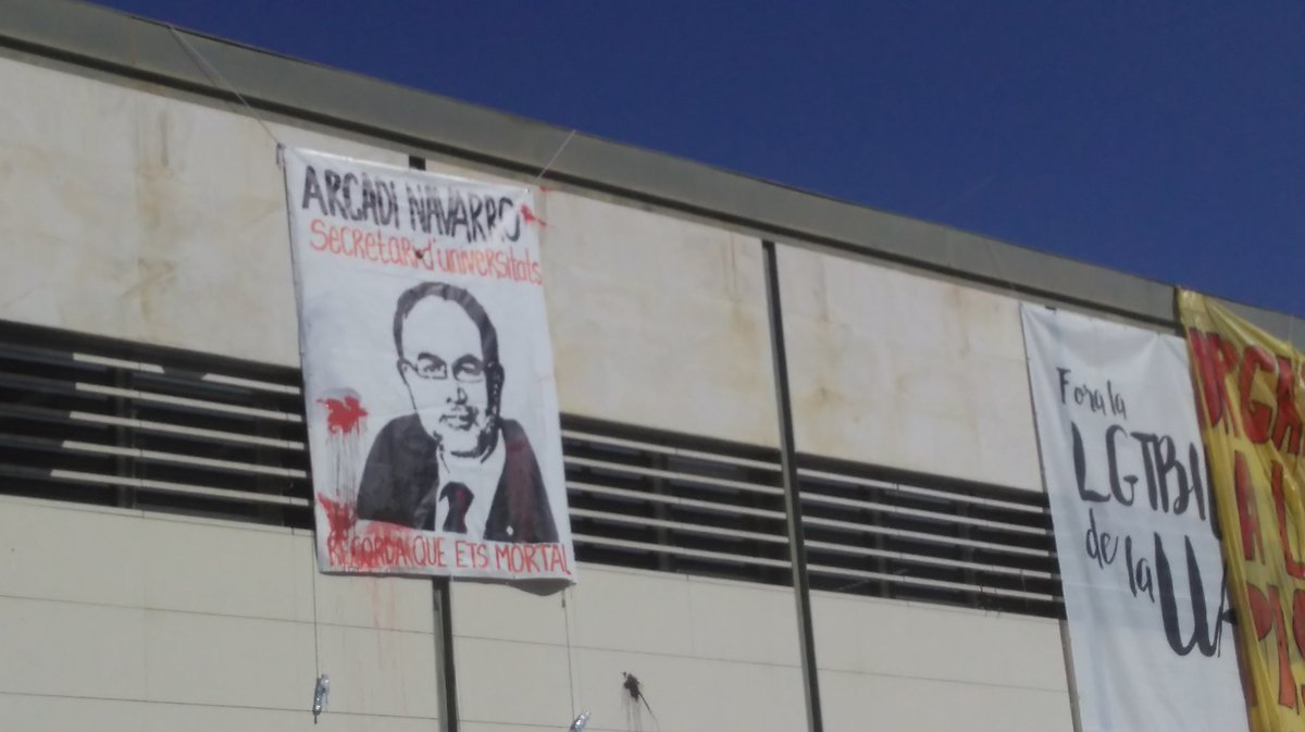 Pancarta colgada en la Universidad Autónoma de Barcelona contra Arcadi Navarro.