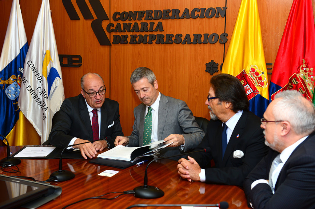 Firma del acuerdo entre la Confederación Canaria de Empresarios y la Cámara Franco-Española.