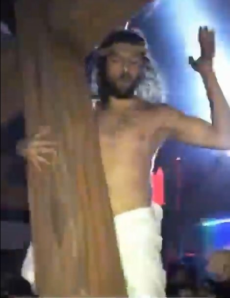 Imagen del baile del actor que interpretó a Jesucristo en una discoteca de Sant Cugat.