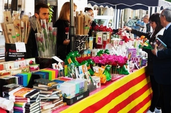 Puesto con libros y rosas de Sant Jordi en Barcelona.