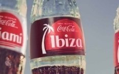 Coca-Cola con el nombre de Ibiza en la etiqueta.