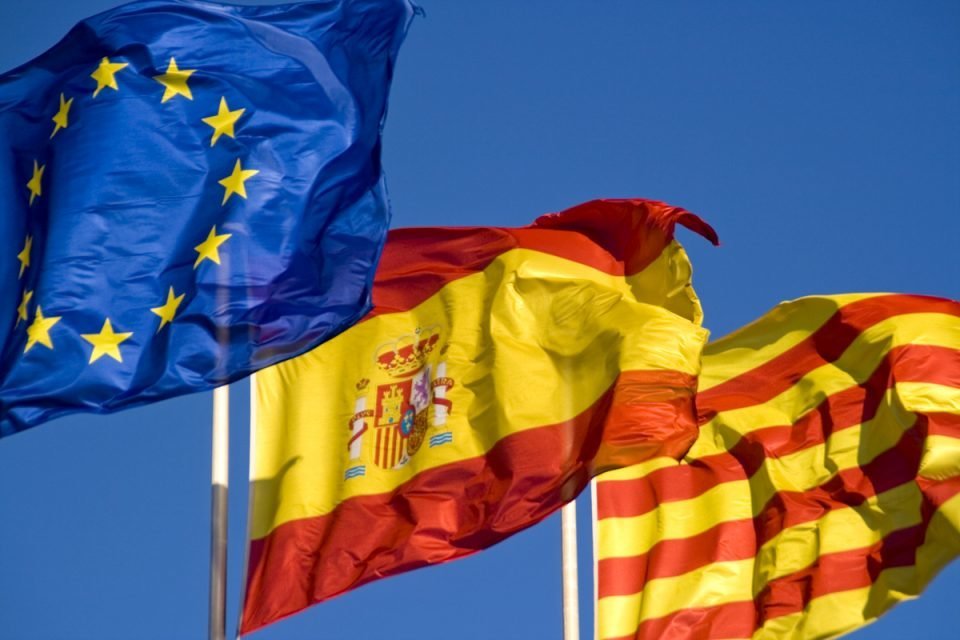 Banderas de la Unión Europea, España y Cataluña.