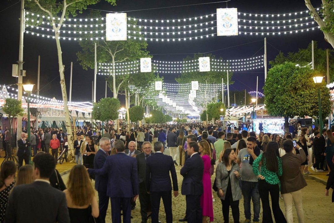 Ambiente nocturno en la Feria de Abril en Sevilla. 
